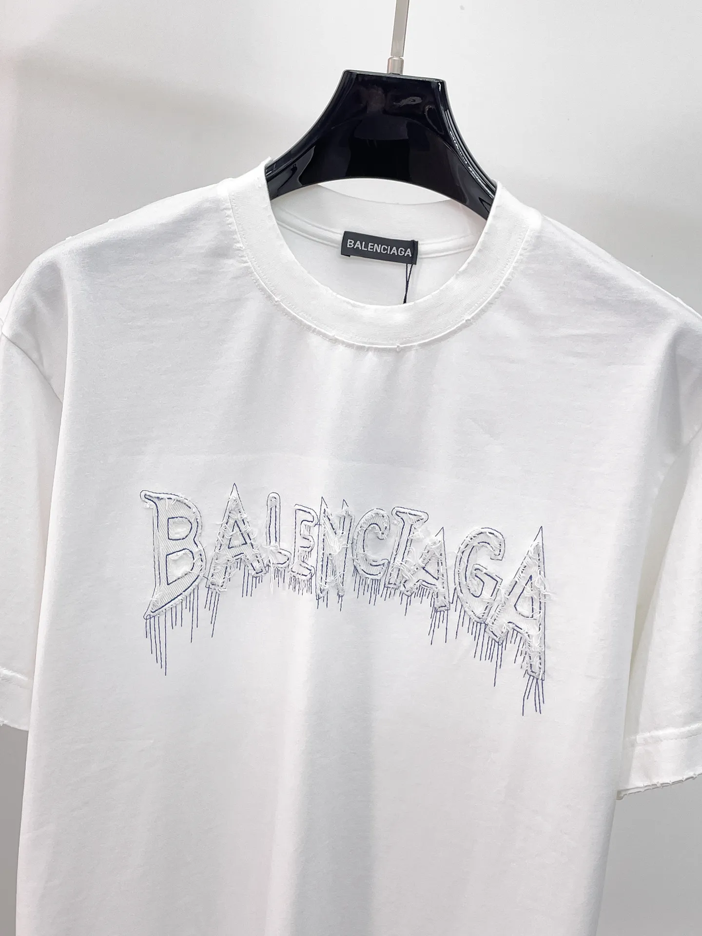 Balenciaga's high-end top-quality products 🐮2026 Spring and Summer New Arrival first counter, the latest New Arrival short-sleeved round neck T-shirt, Premium customized design, avant-garde and fashionable! Brand logo heavy craftsmanship design Premium customized 260g fabric. Soft to the touch. Comfortable to wear. Counter-level exquisite stitching. Fine workmanship. The upper body effect is incomparably handsome! A must-have item for men and women with the same style! Sizes: S~XXL When placing an order, please state your height and weight. The maximum wearing size is 210 pounds (one size larger)